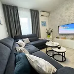 Blue Moon Apartment Split